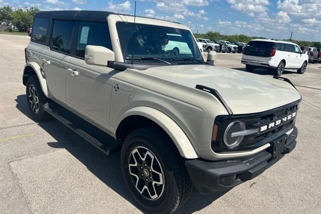 2025 Ford Bronco Outer Banks photo 1