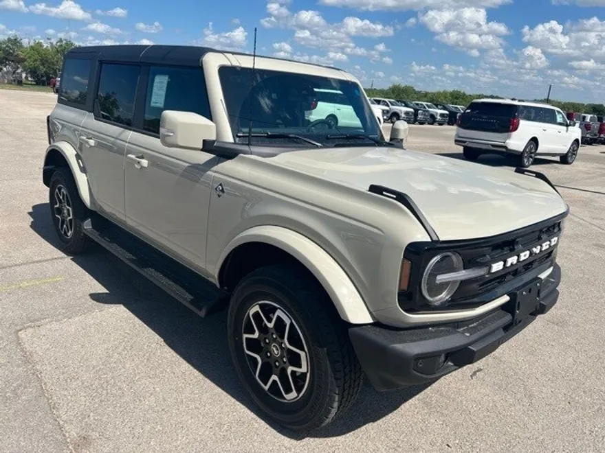 2025 Ford Bronco Outer Banks photo 1