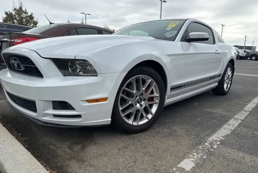 2014 Ford Mustang V6 Premium photo 1