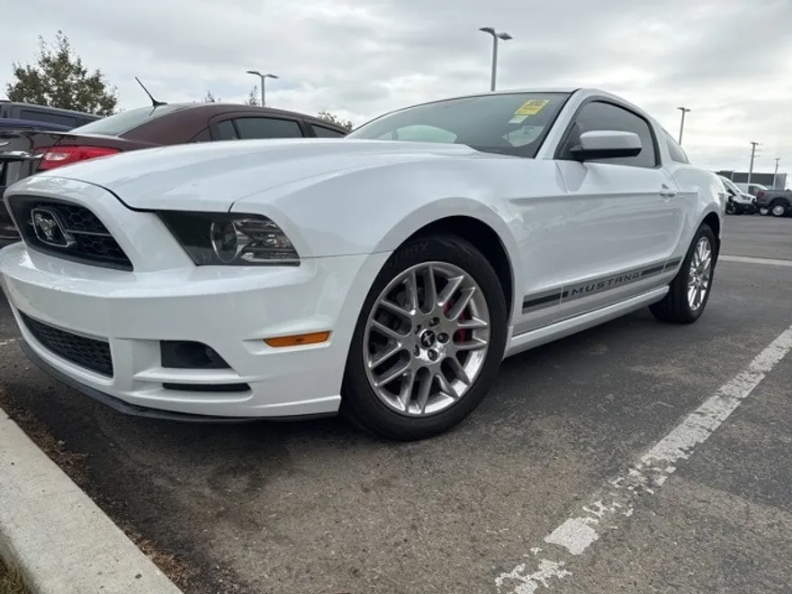 2014 Ford Mustang V6 Premium photo 1