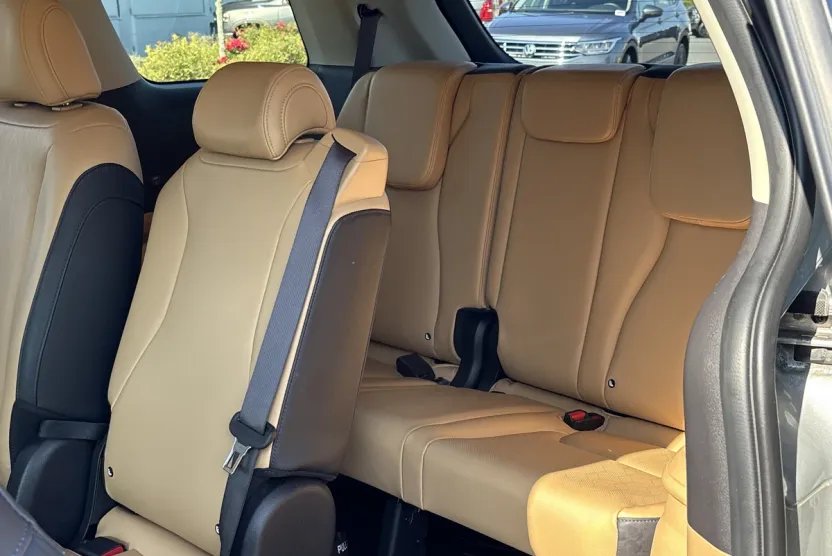 2023 Kia Carnival LX photo 1