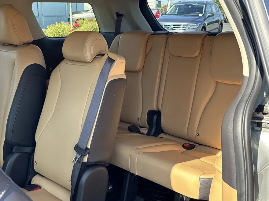 2023 Kia Carnival LX photo 1