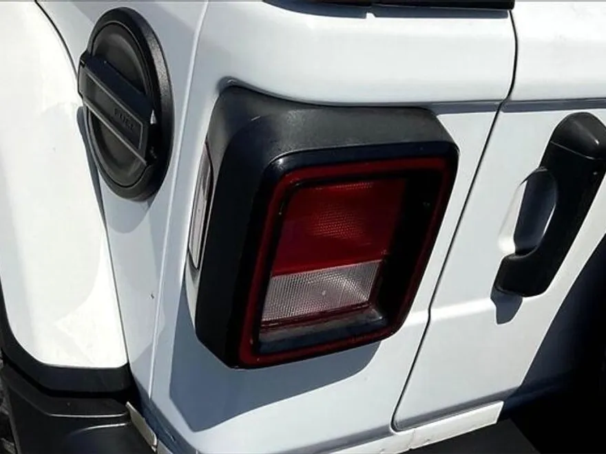 2023 Jeep Wrangler Sahara photo 25