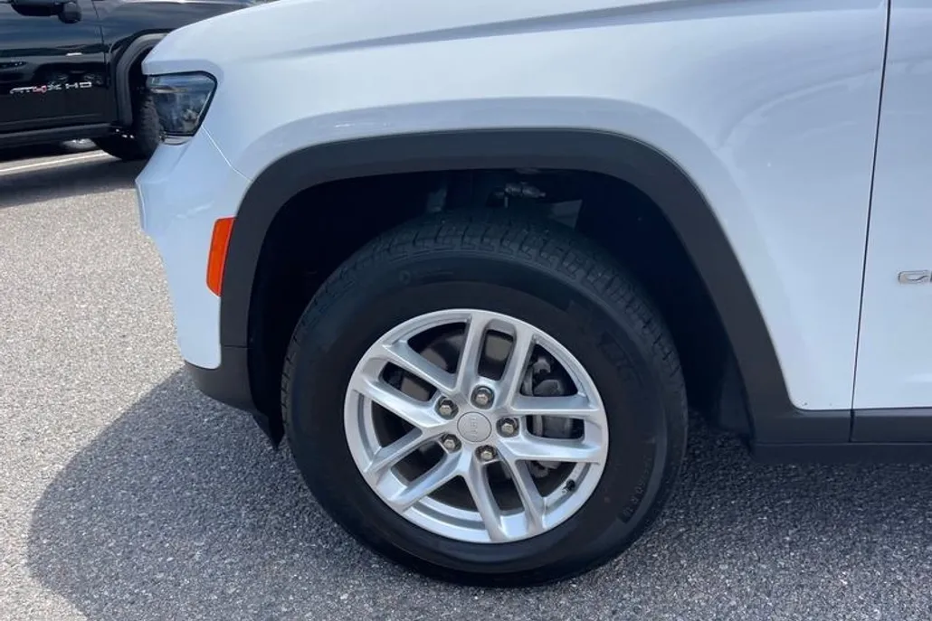 2024 Jeep Cherokee Laredo photo 1