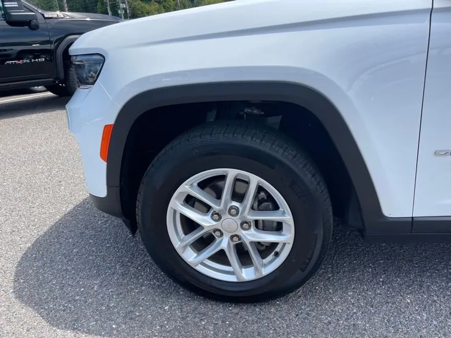 2024 Jeep Cherokee Laredo photo 1