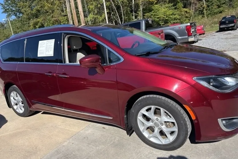 2017 Chrysler Pacifica Touring Plus photo 1