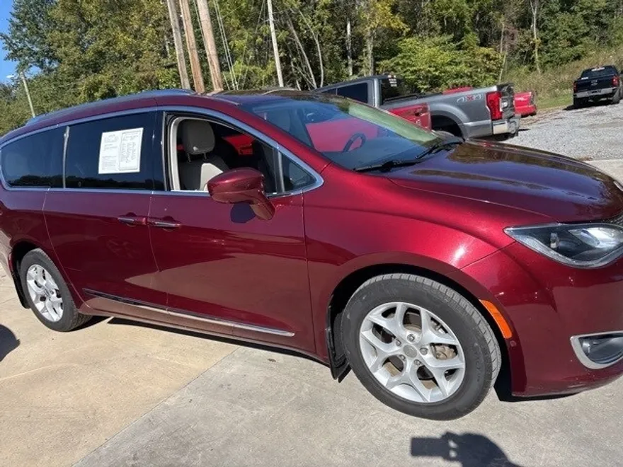 2017 Chrysler Pacifica Touring Plus photo 1
