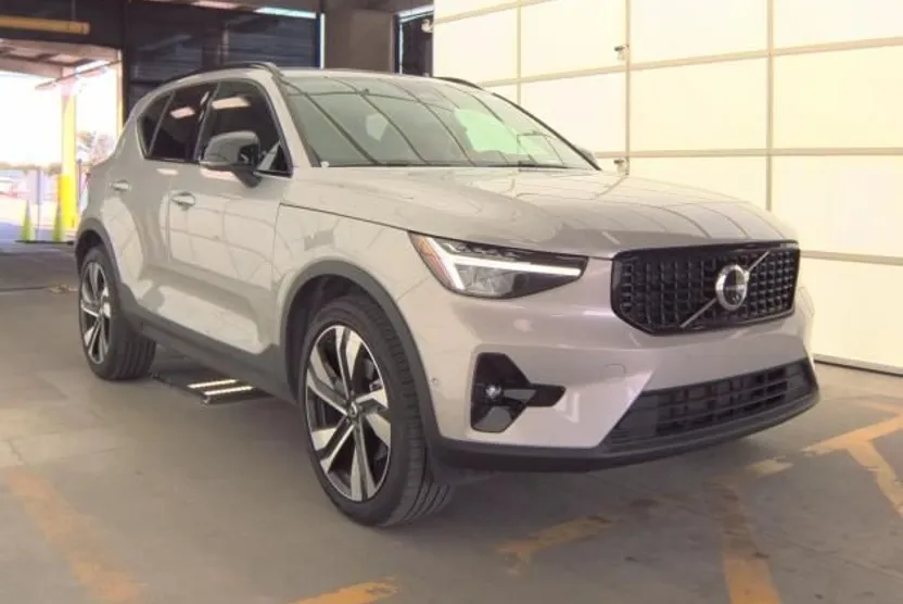 2025 Volvo XC40 Plus photo 1