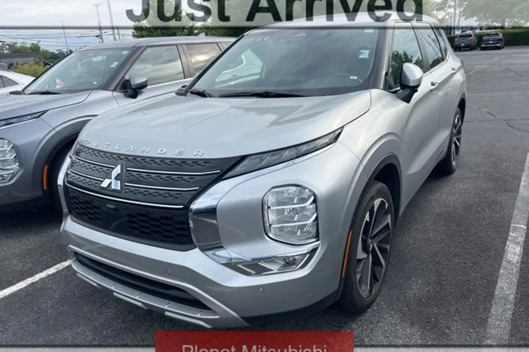 2024 Mitsubishi Outlander SE photo 1