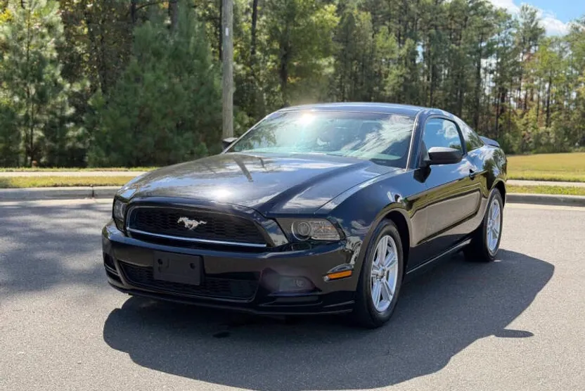 2014 Ford Mustang V6 photo 1