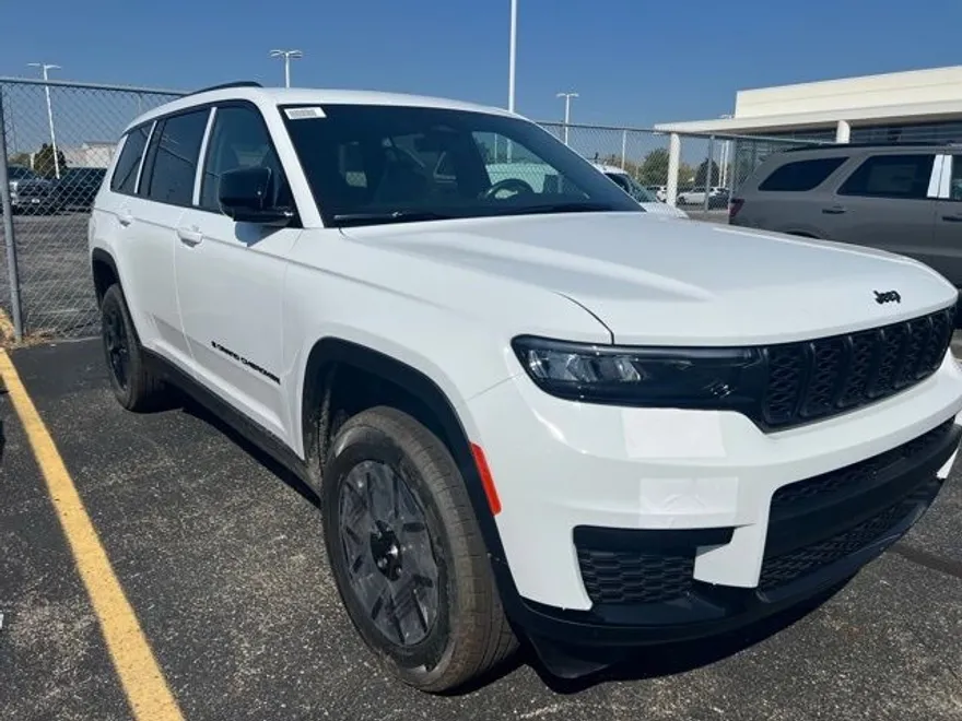 2025 Jeep Grand Cherokee Altitude photo 1