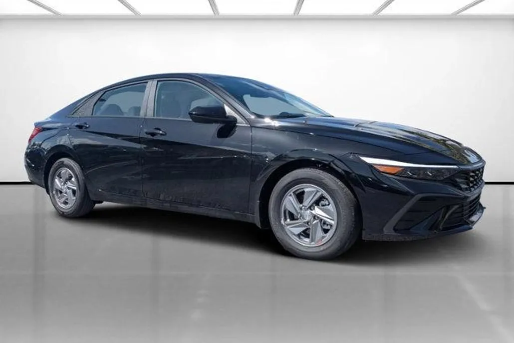 2025 Hyundai Elantra SE photo 1