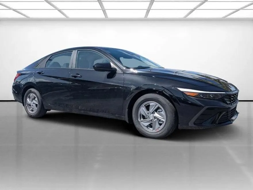 2025 Hyundai Elantra SE photo 1