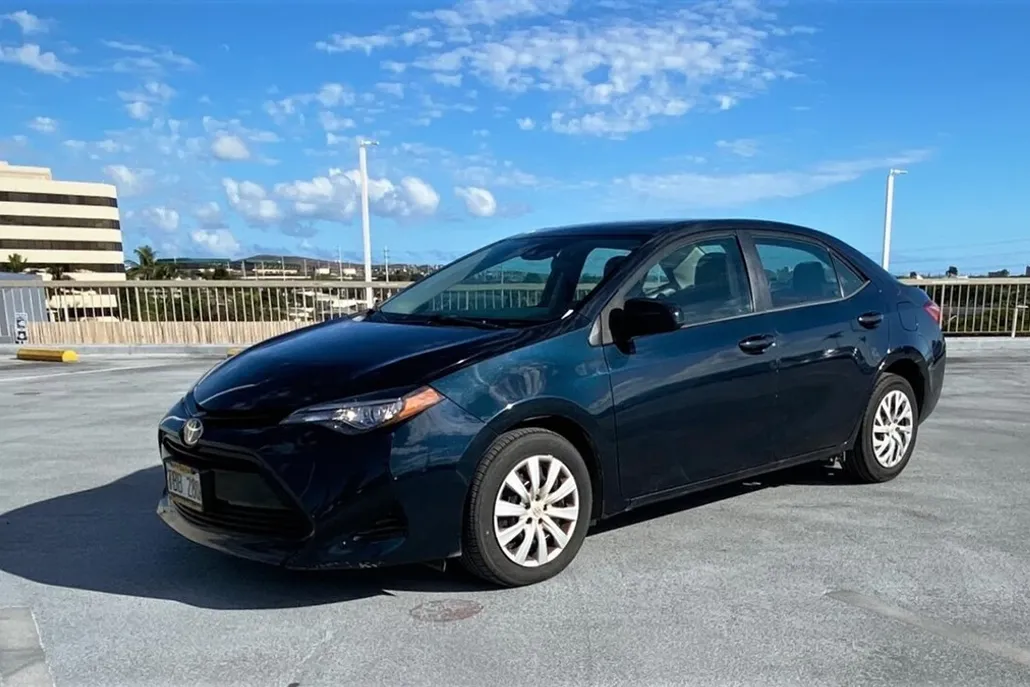 2017 Toyota Corolla LE photo 1