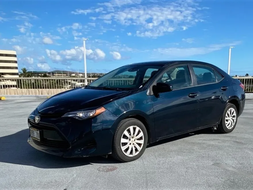 2017 Toyota Corolla LE photo 1