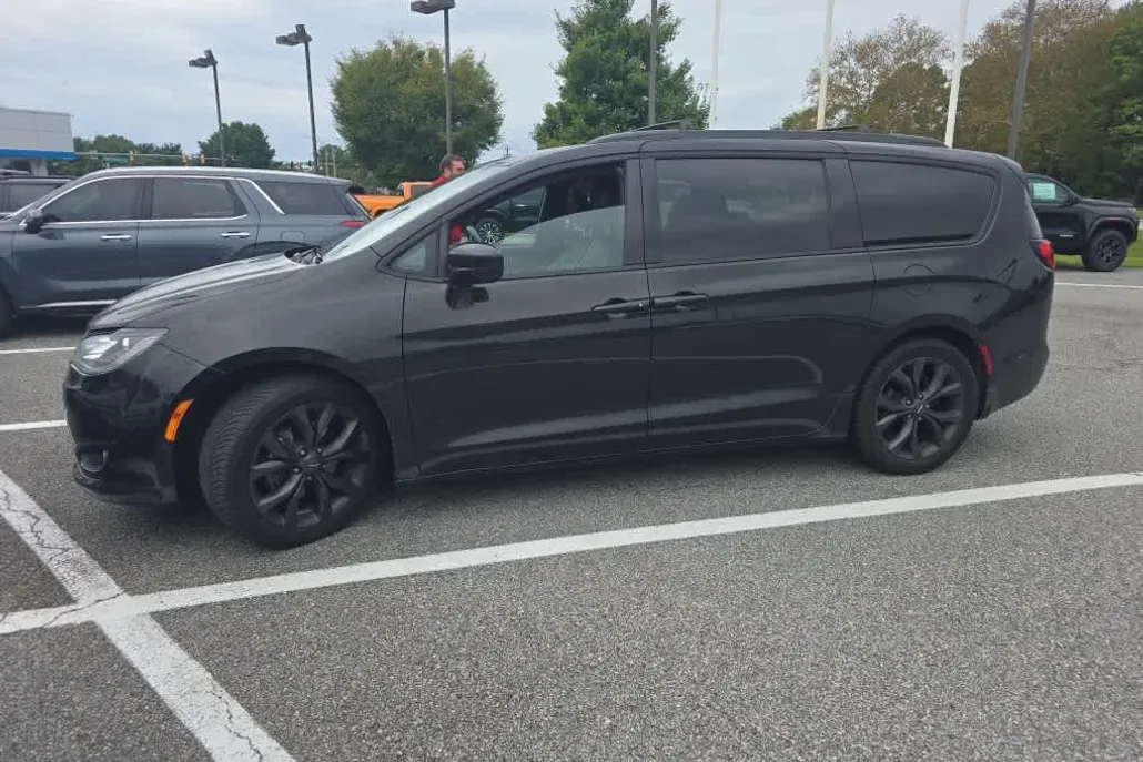 2018 Chrysler Pacifica Touring Plus photo 1