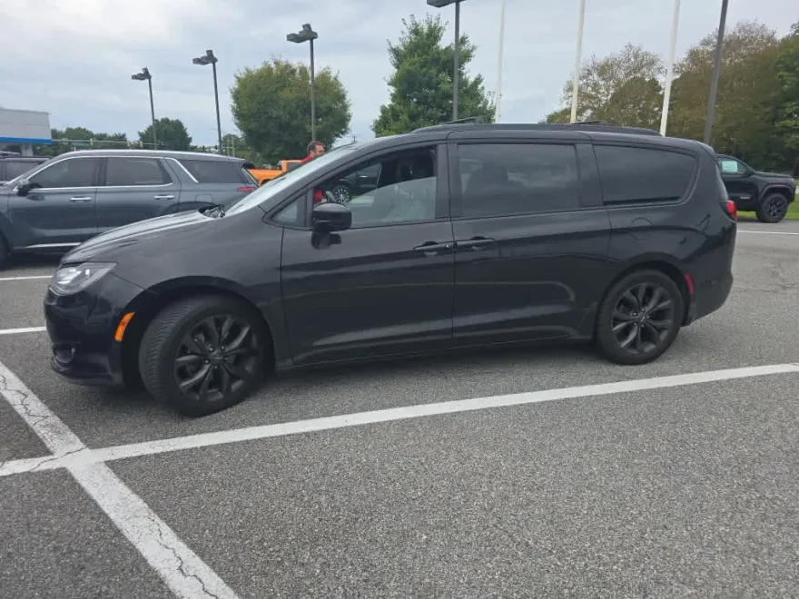2018 Chrysler Pacifica Touring Plus photo 1