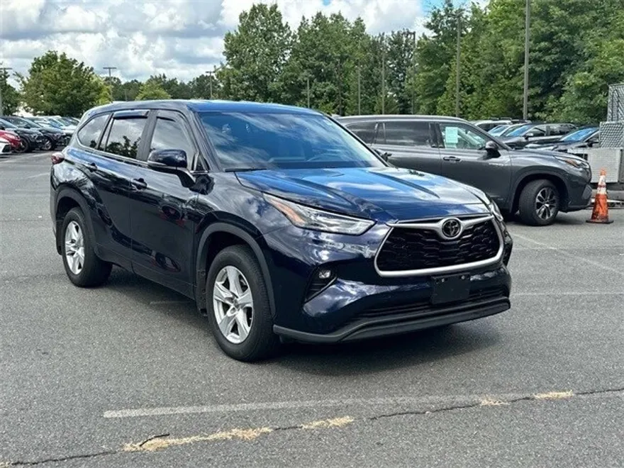 2023 Toyota Highlander LE photo 1