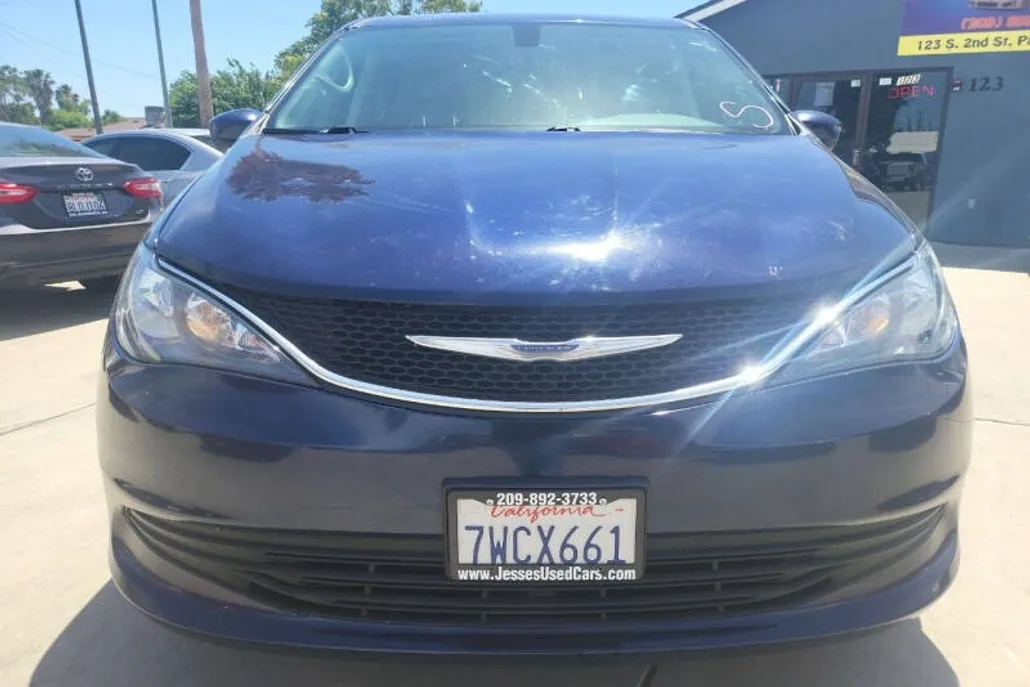 2017 Chrysler Pacifica LX photo 1