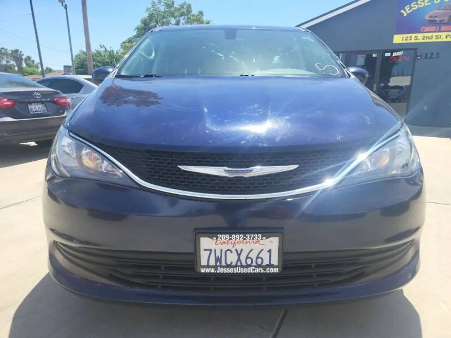 2017 Chrysler Pacifica LX photo 1