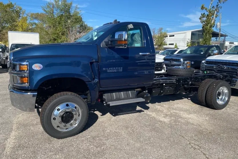 2024 Chevrolet Silverado 5500HD LT photo 1