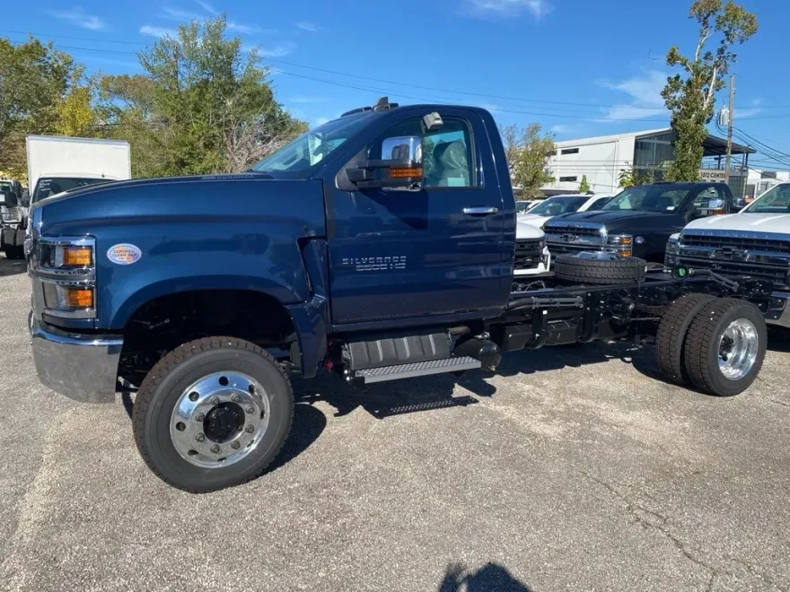 2024 Chevrolet Silverado 5500HD LT photo 1