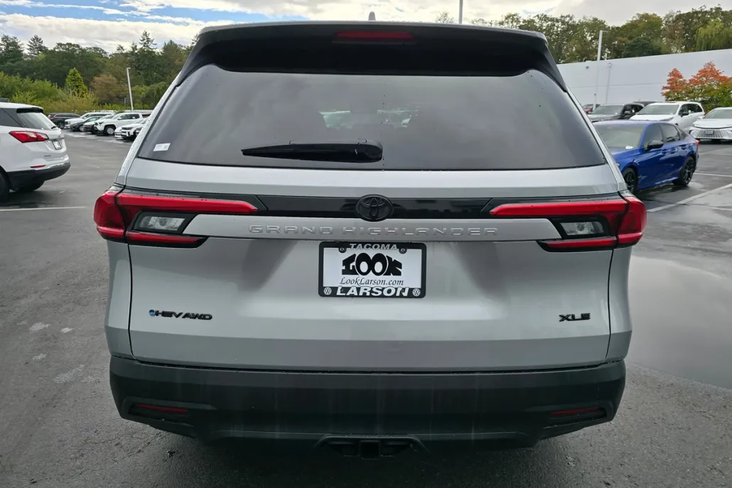 2024 Toyota Highlander Hybrid XLE photo 1