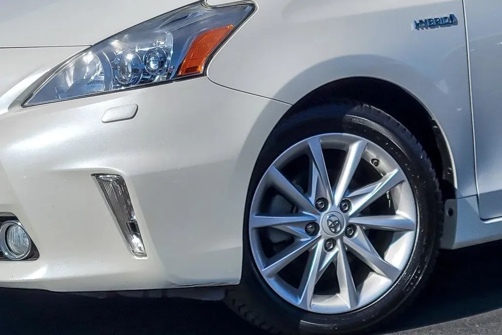 2012 Toyota Prius V Two photo 1