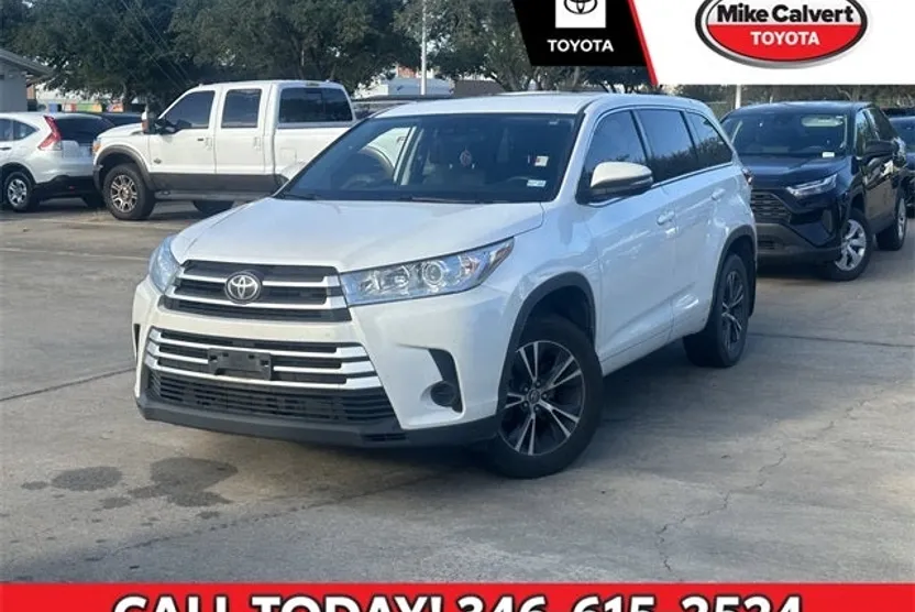 2017 Toyota Highlander LE photo 1