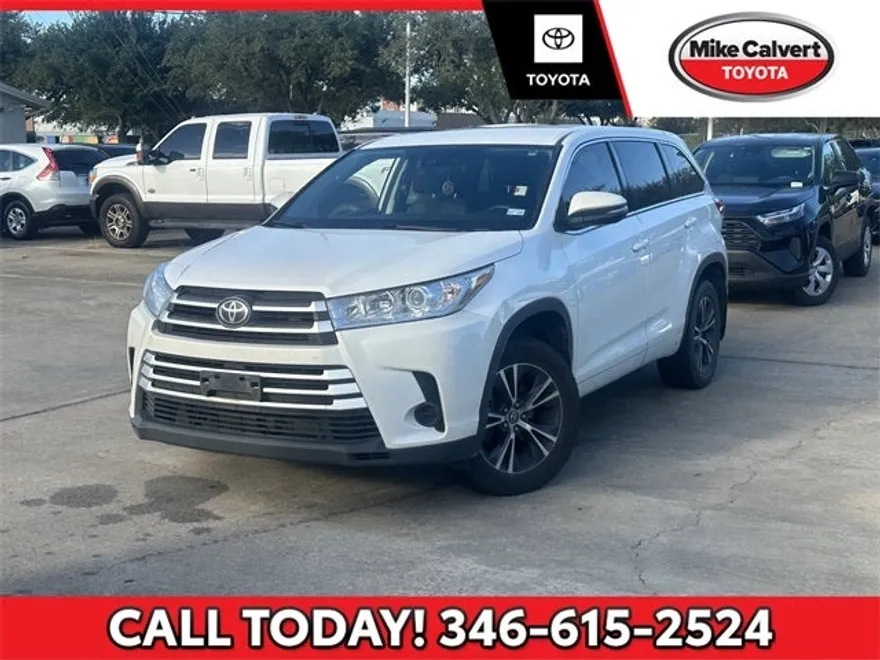 2017 Toyota Highlander LE photo 1