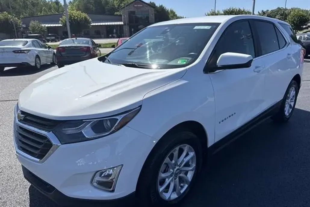 2021 Chevrolet Equinox LT photo 1