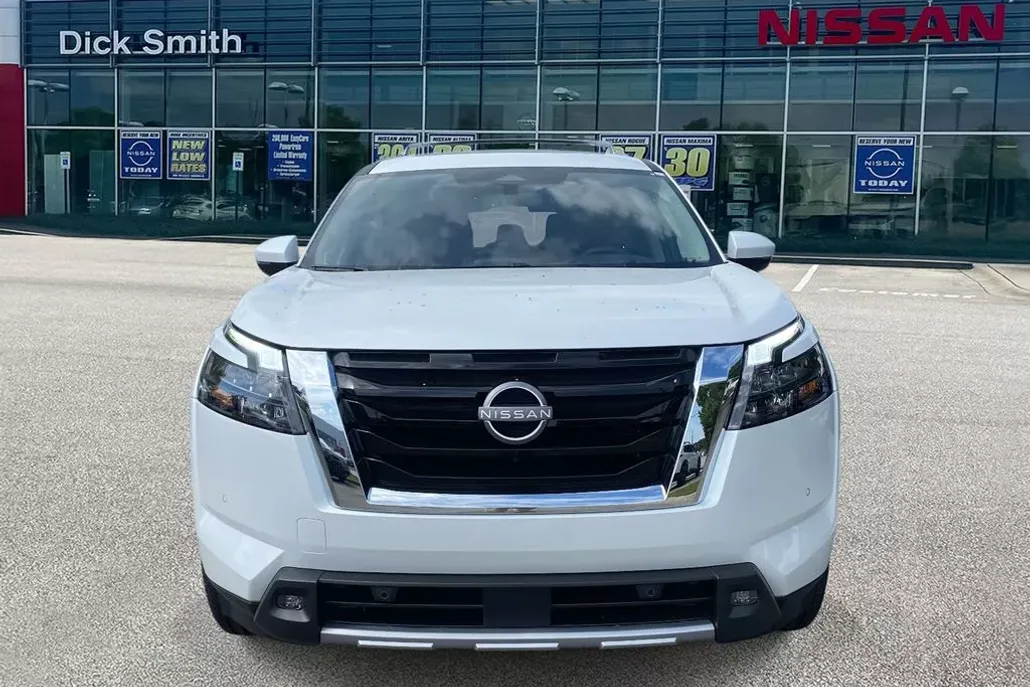 2025 Nissan Pathfinder Platinum photo 1
