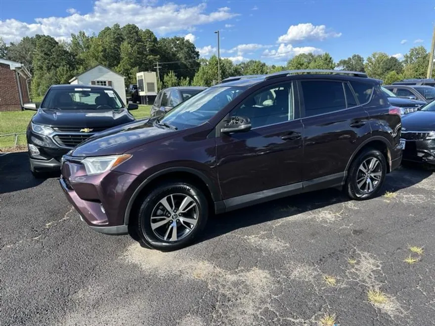 2016 Toyota RAV4 XLE photo 1