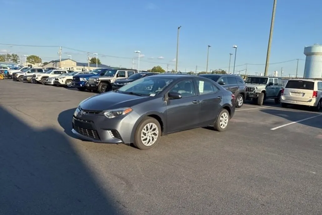 2016 Toyota Corolla LE photo 1
