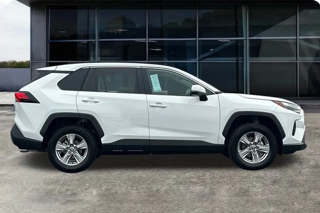2025 Toyota RAV4 XLE photo 1