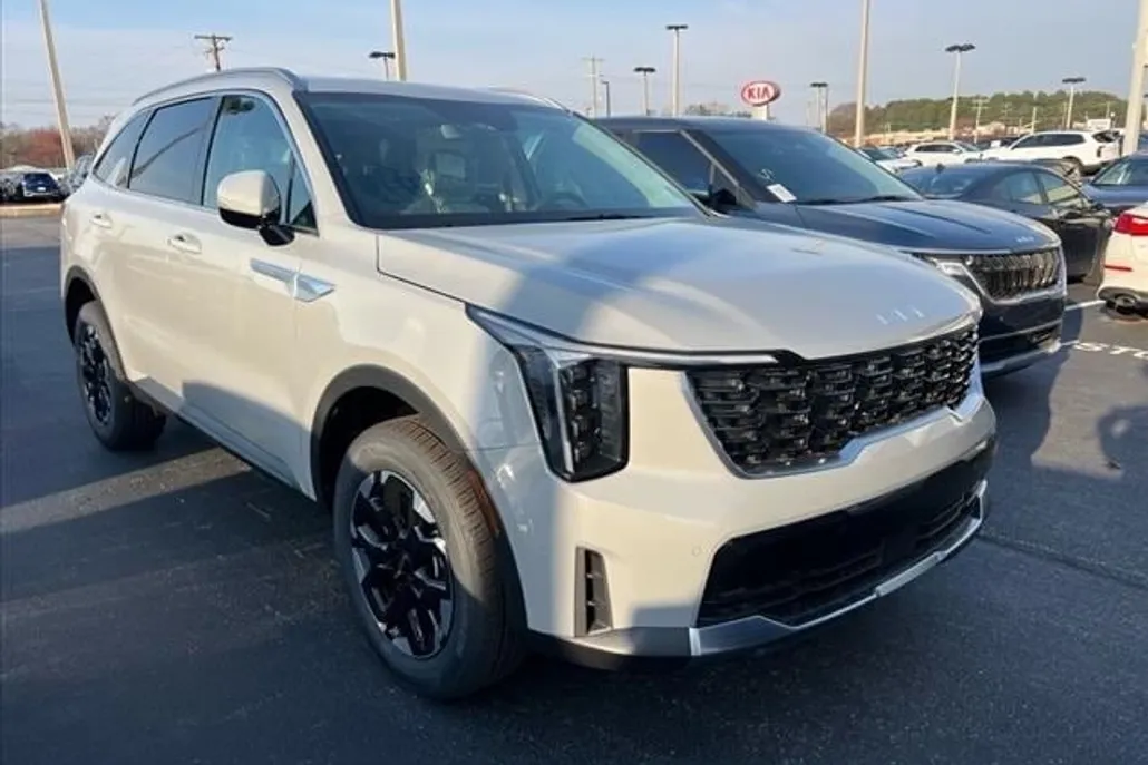 2025 Kia Sorento S photo 1
