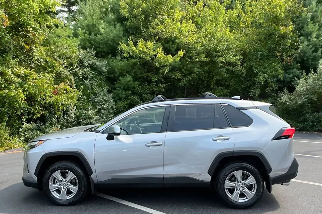 2023 Toyota RAV4 Hybrid XLE photo 1