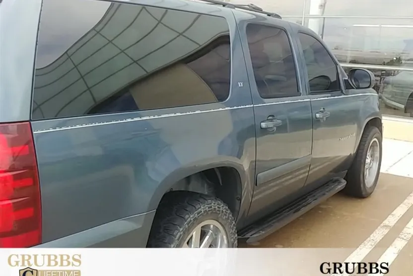 2009 Chevrolet Suburban LT photo 1