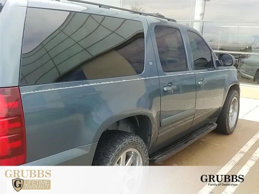 2009 Chevrolet Suburban LT photo 1