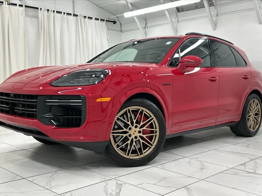 2024 Porsche Cayenne Turbo E-Hybrid photo 1