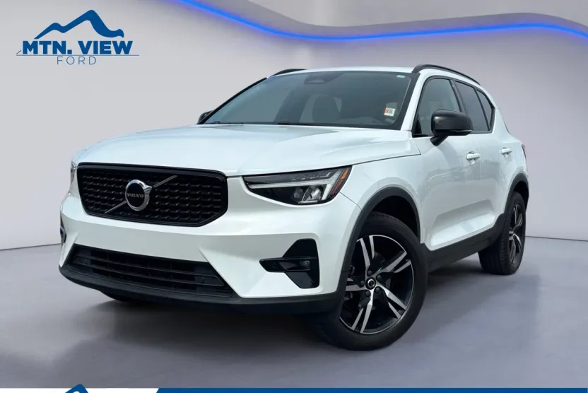 2023 Volvo XC40 Plus photo 1