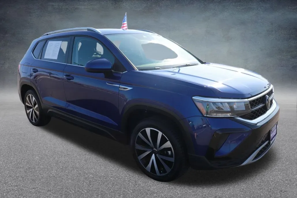 2024 Volkswagen Taos SE photo 1