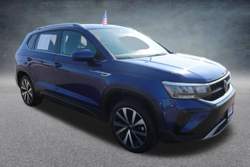 2024 Volkswagen Taos SE photo 1