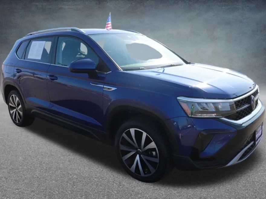 2024 Volkswagen Taos SE photo 1