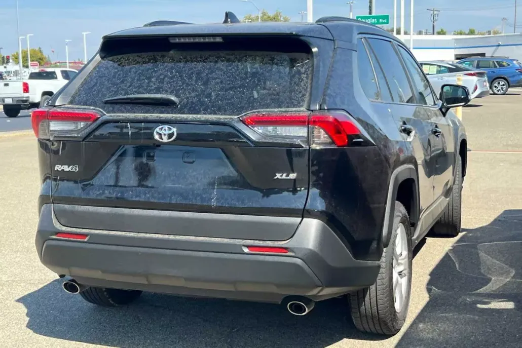 2021 Toyota RAV4 XLE photo 1