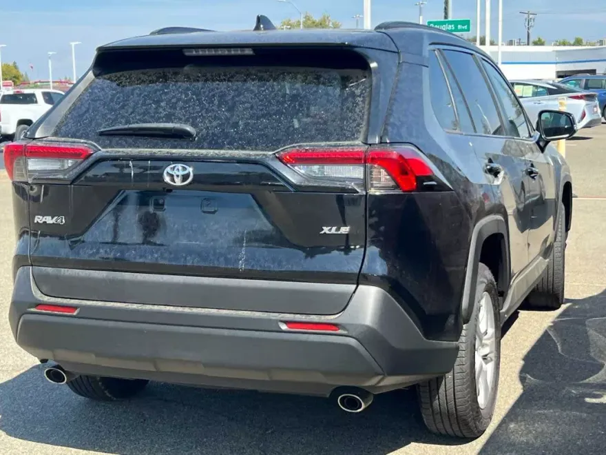 2021 Toyota RAV4 XLE photo 1