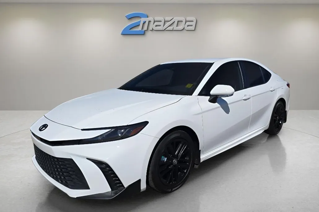 2025 Toyota Camry Hybrid SE photo 1