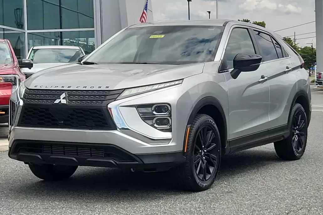 2023 Mitsubishi Eclipse Cross LE photo 1