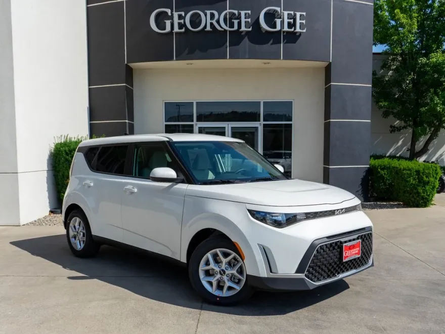 2025 Kia Soul LX photo 1