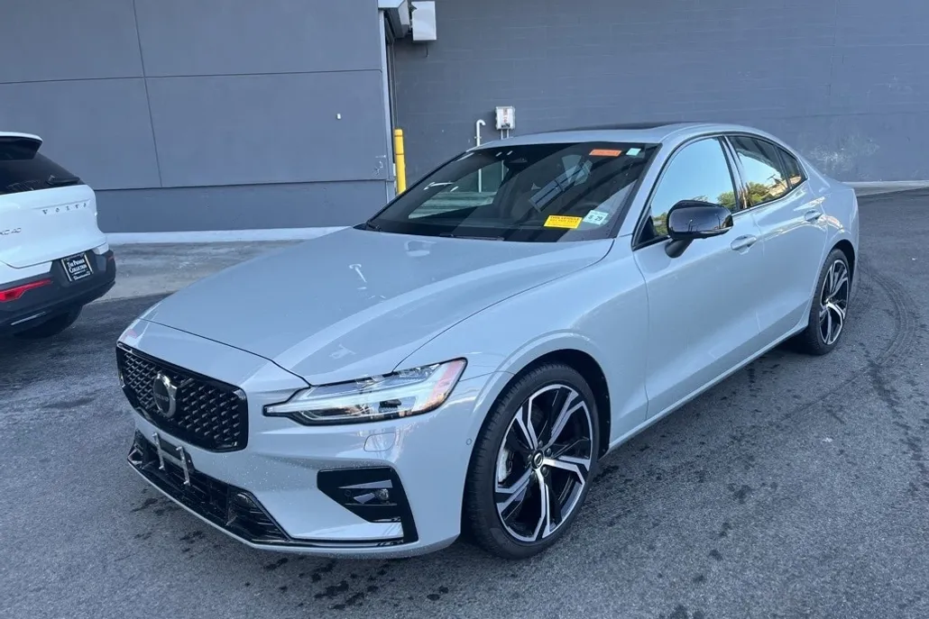 2024 Volvo S60 B5 Ultimate photo 1